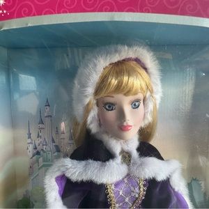 Disney Princess Aurora Porcelain Bk Keepsake Doll Holiday Edition 2003